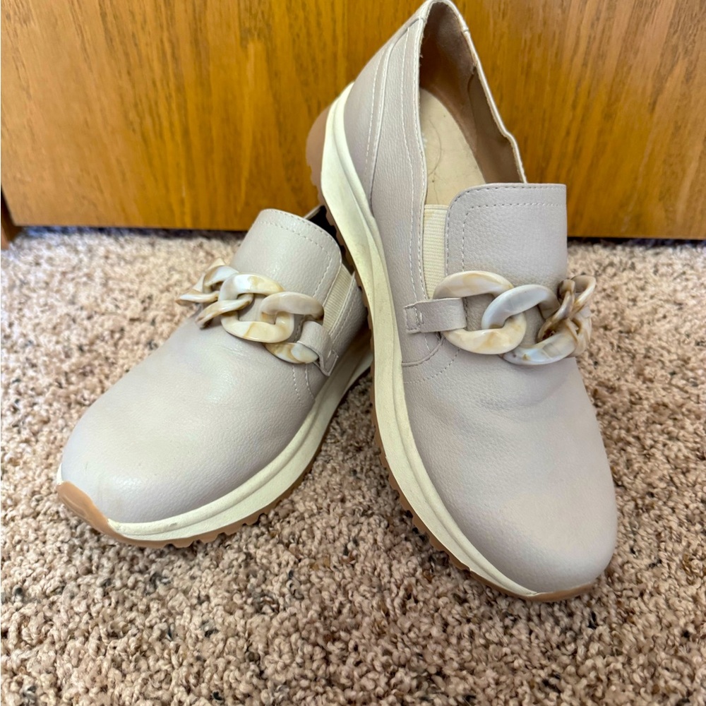 Women's Yellow Box Rory Loafer sz 9-9.5